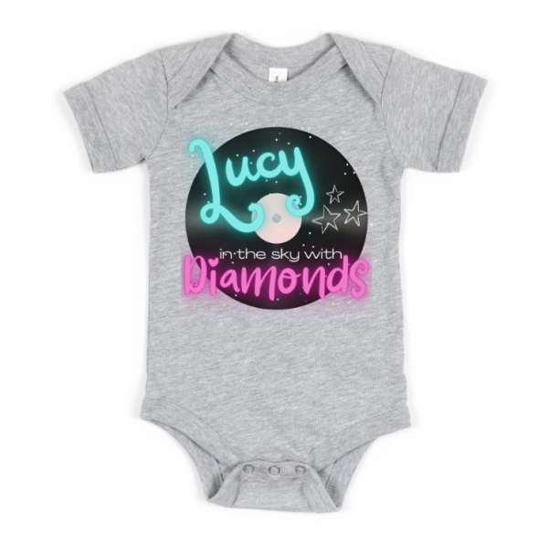 Baju bayi dengan motif berlian dan permata